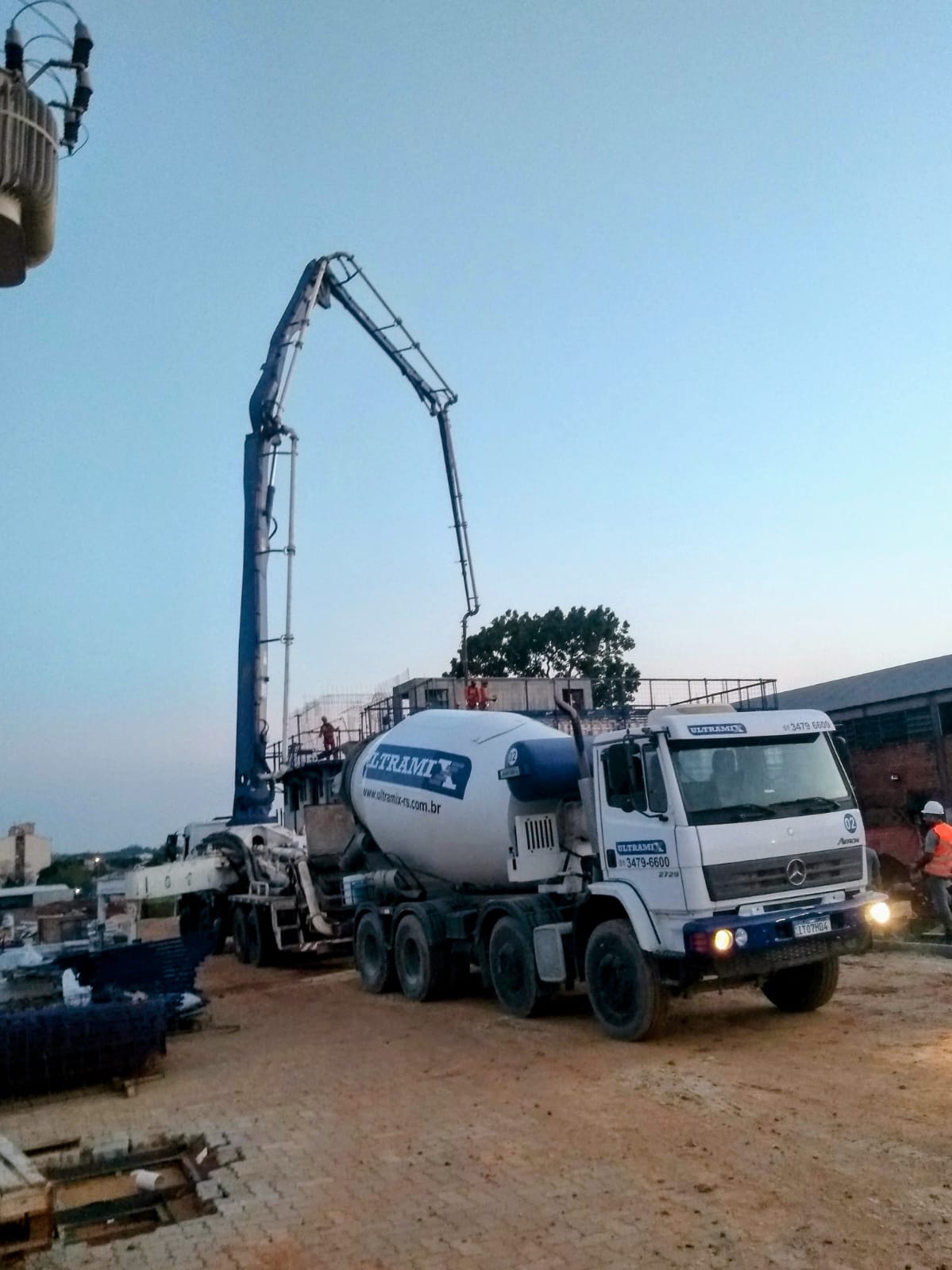 Caminhão betoneira e bomba de concreto Ultramix em operação.