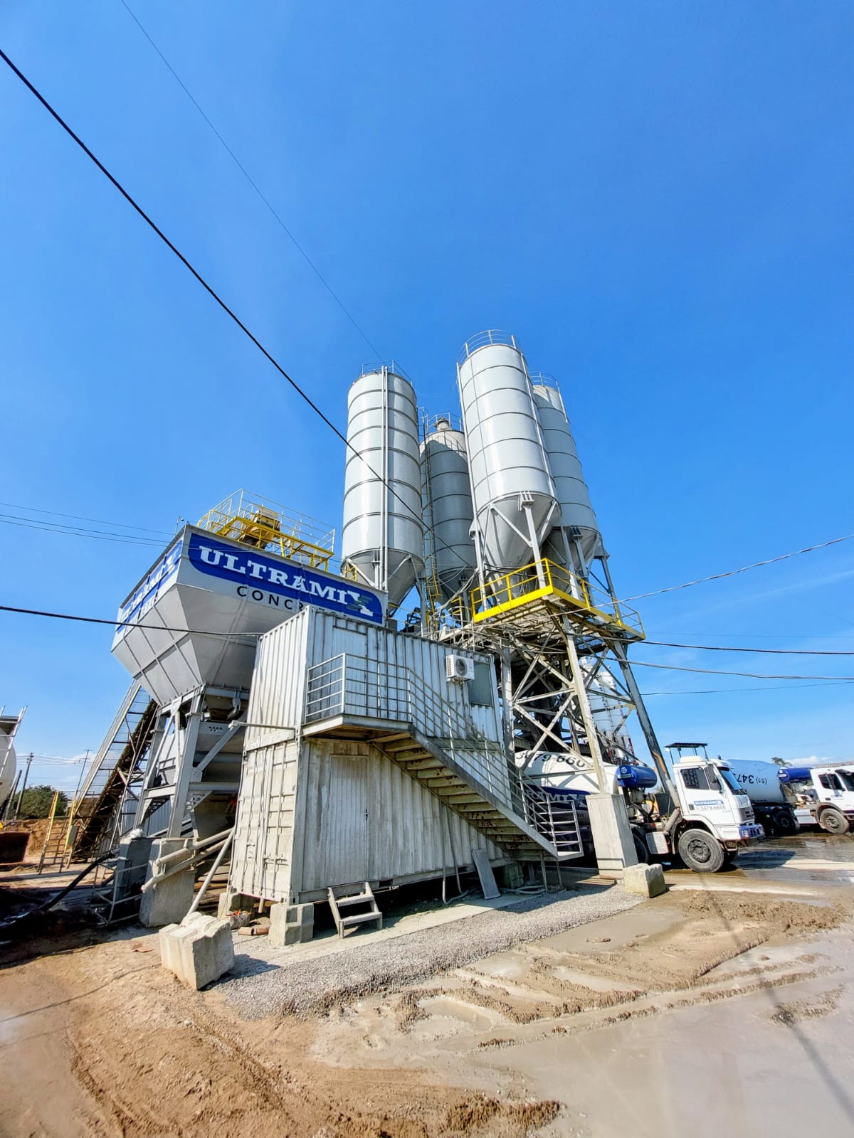 Central de concreto Ultramix, com silos e estrutura de carregamento.