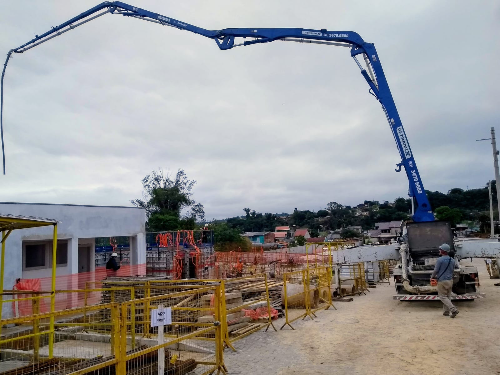 Bomba de concreto Ultramix com lança estendida em uma obra.